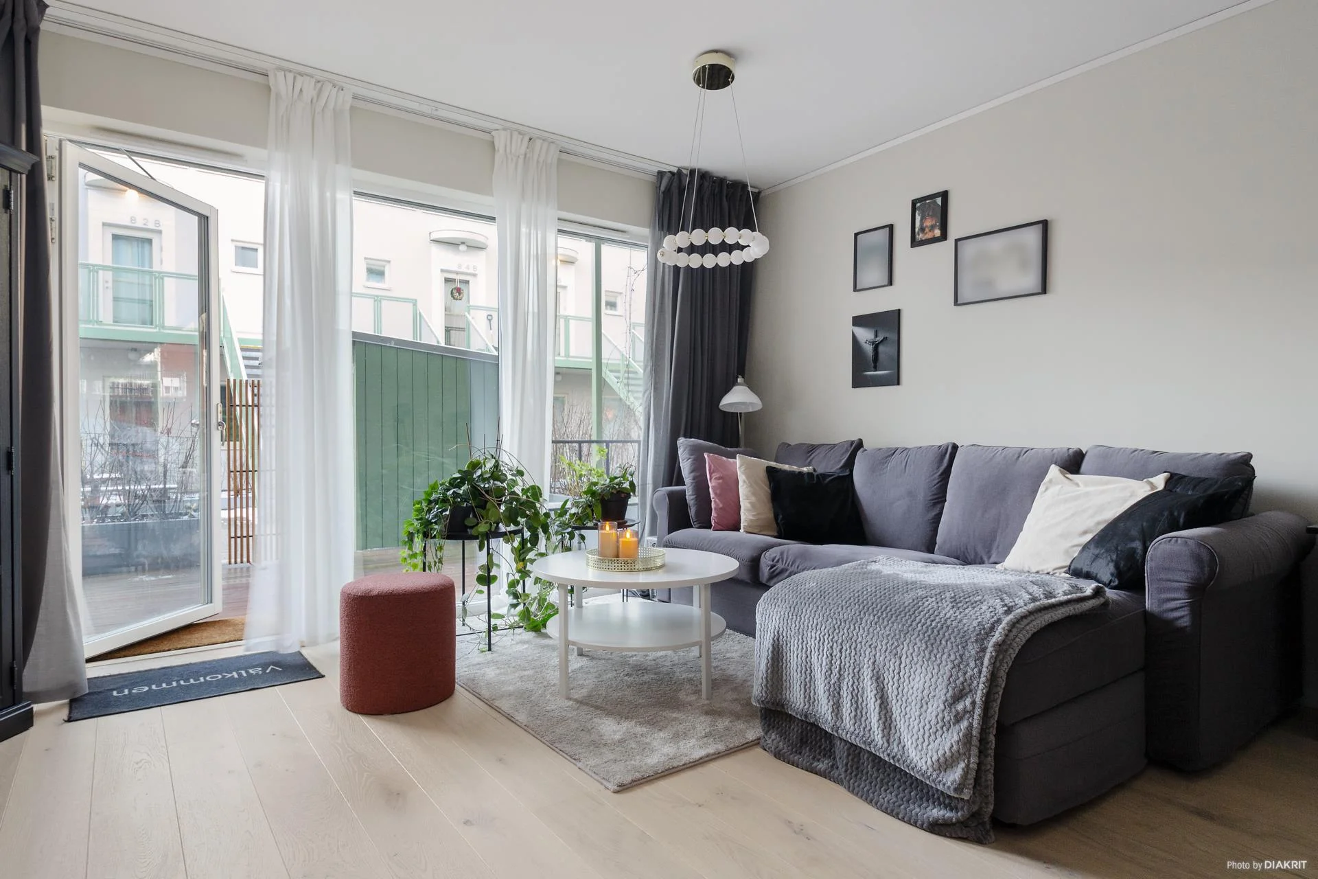 Charmig 2:a med radhuskänsla, två uteplatser och egen ingång!