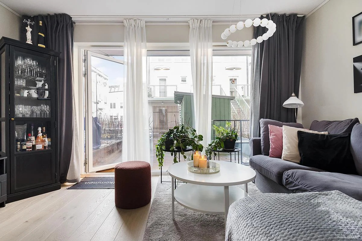 Charmig 2:a med radhuskänsla, två uteplatser och egen ingång!