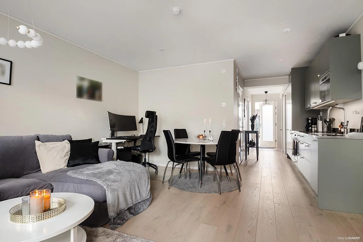 Charmig 2:a med radhuskänsla, två uteplatser och egen ingång!