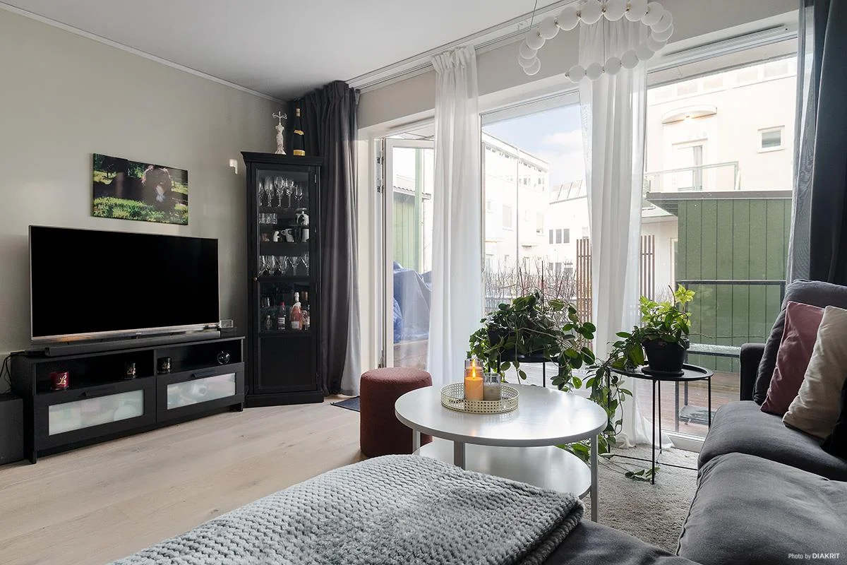 Charmig 2:a med radhuskänsla, två uteplatser och egen ingång!