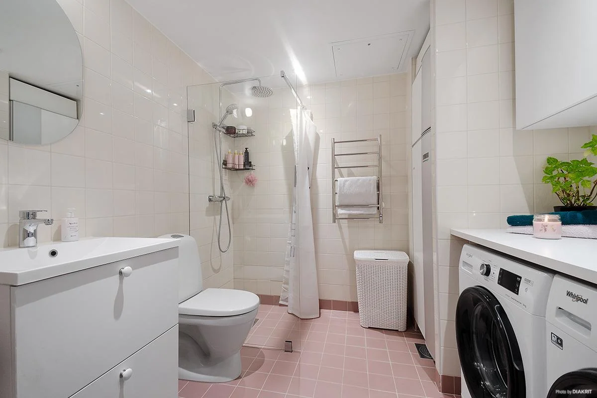 Charmig 2:a med radhuskänsla, två uteplatser och egen ingång!