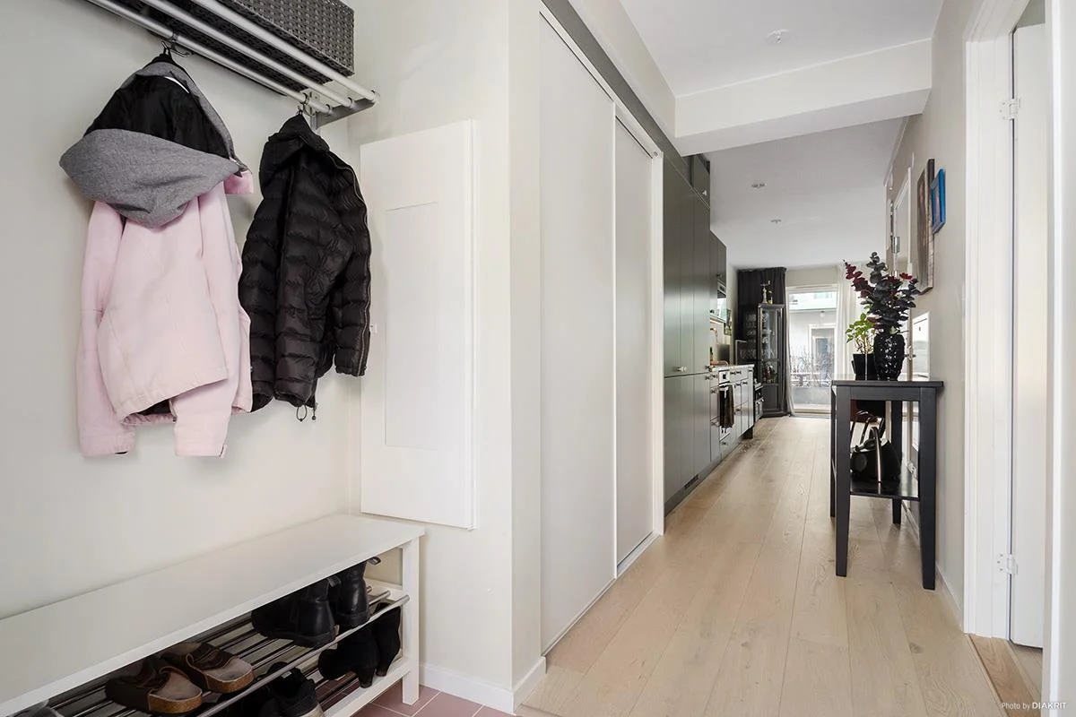 Charmig 2:a med radhuskänsla, två uteplatser och egen ingång!