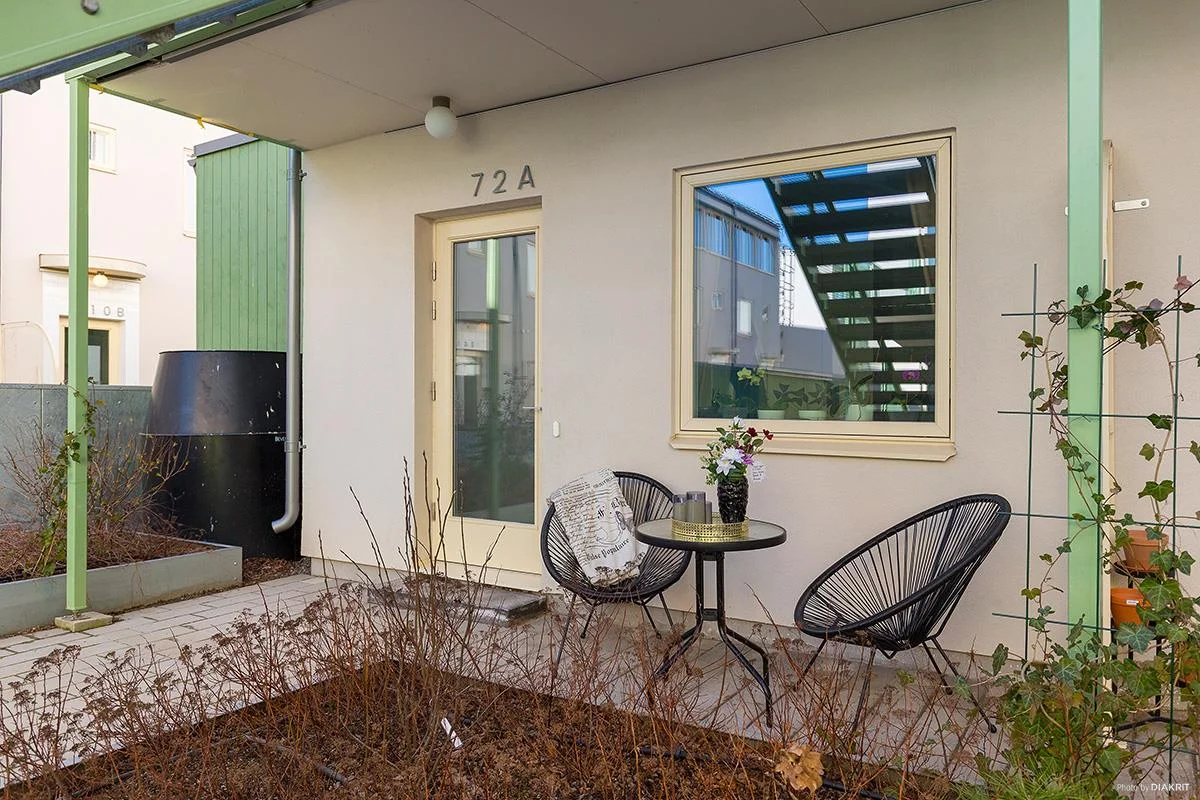 Charmig 2:a med radhuskänsla, två uteplatser och egen ingång!