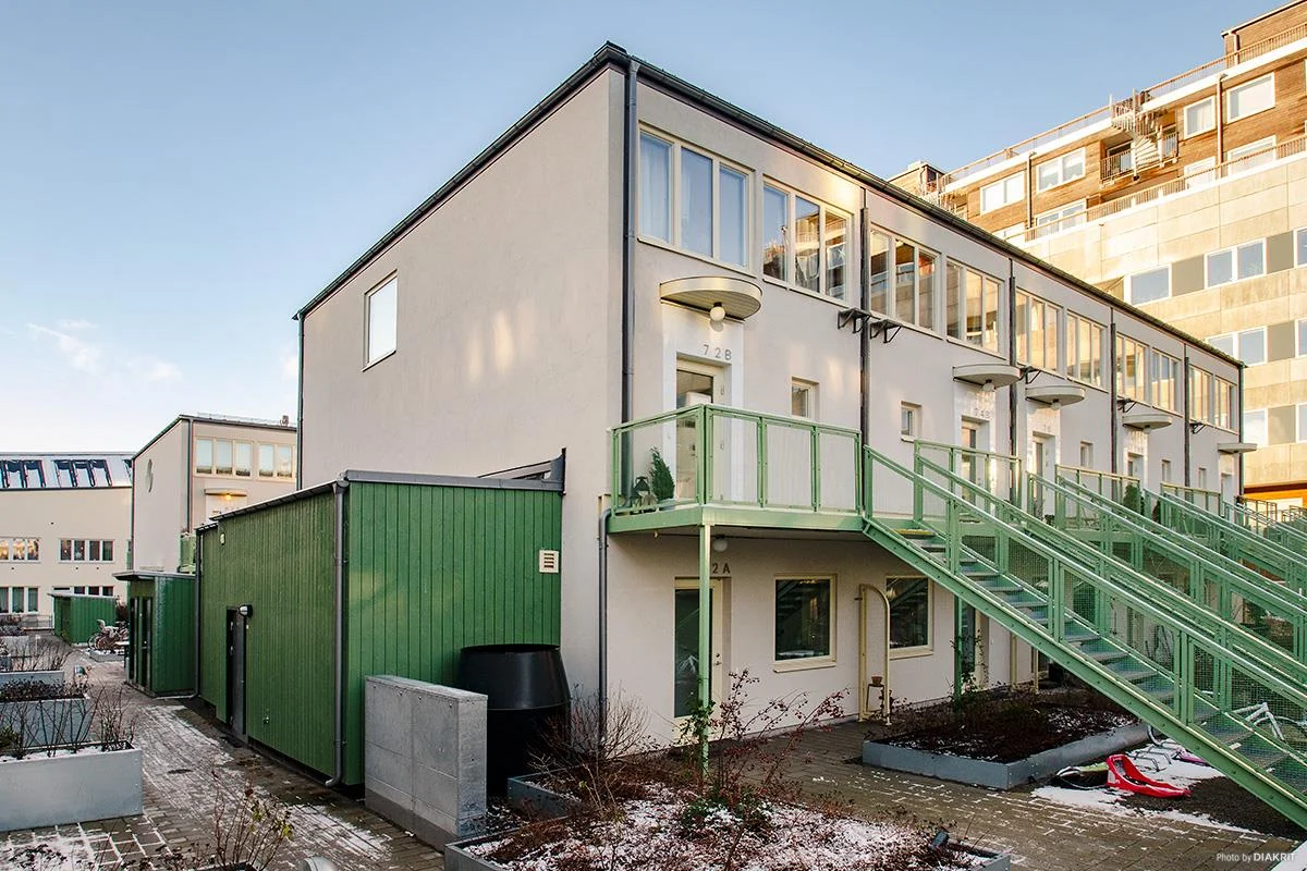 Charmig 2:a med radhuskänsla, två uteplatser och egen ingång!