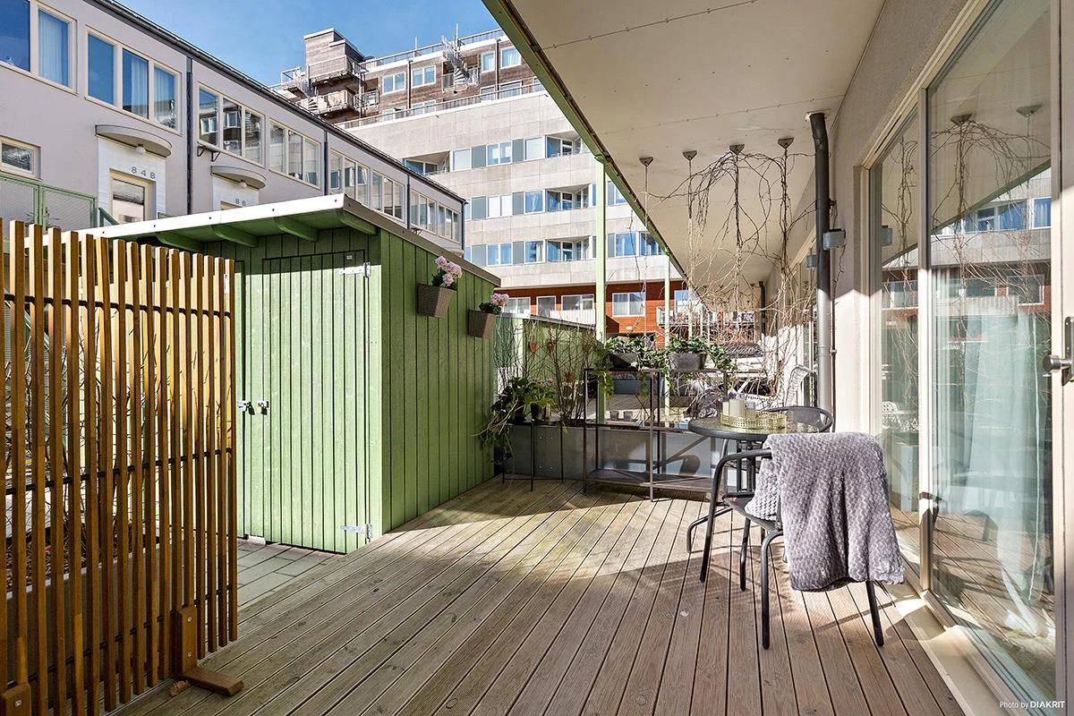 Charmig 2:a med radhuskänsla, två uteplatser och egen ingång!