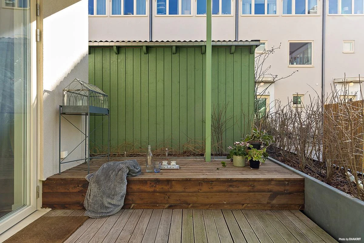 Charmig 2:a med radhuskänsla, två uteplatser och egen ingång!