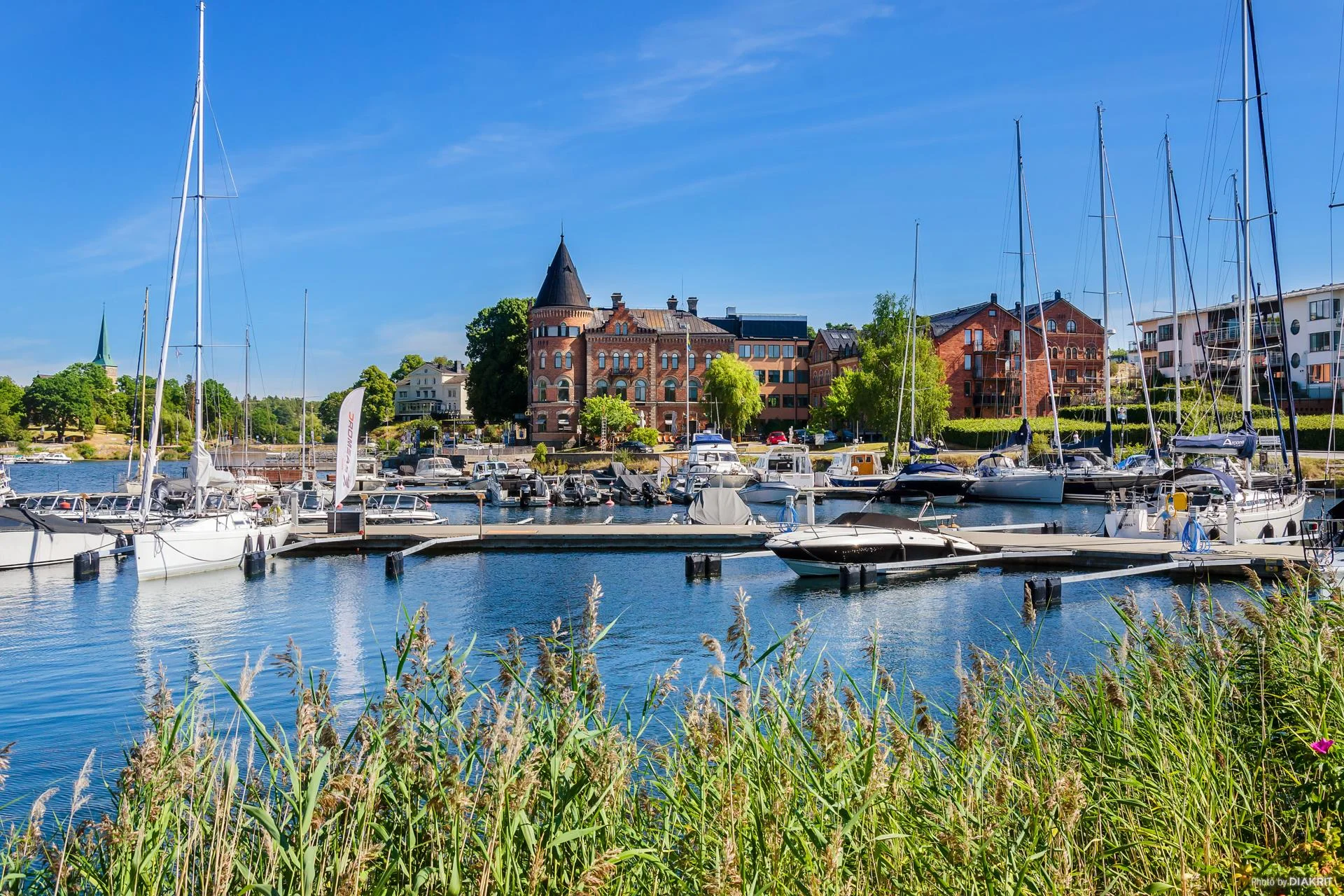 Charmig 2:a med radhuskänsla, två uteplatser och egen ingång!