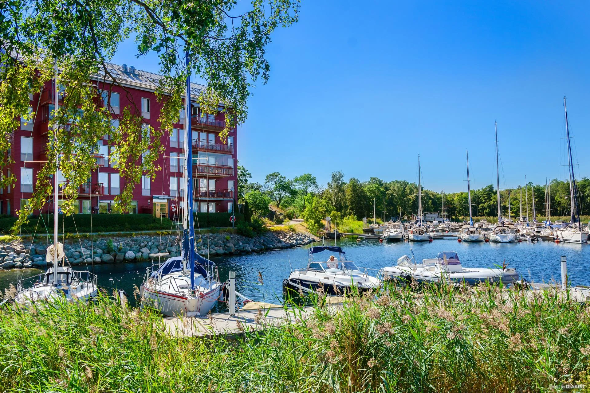 Charmig 2:a med radhuskänsla, två uteplatser och egen ingång!