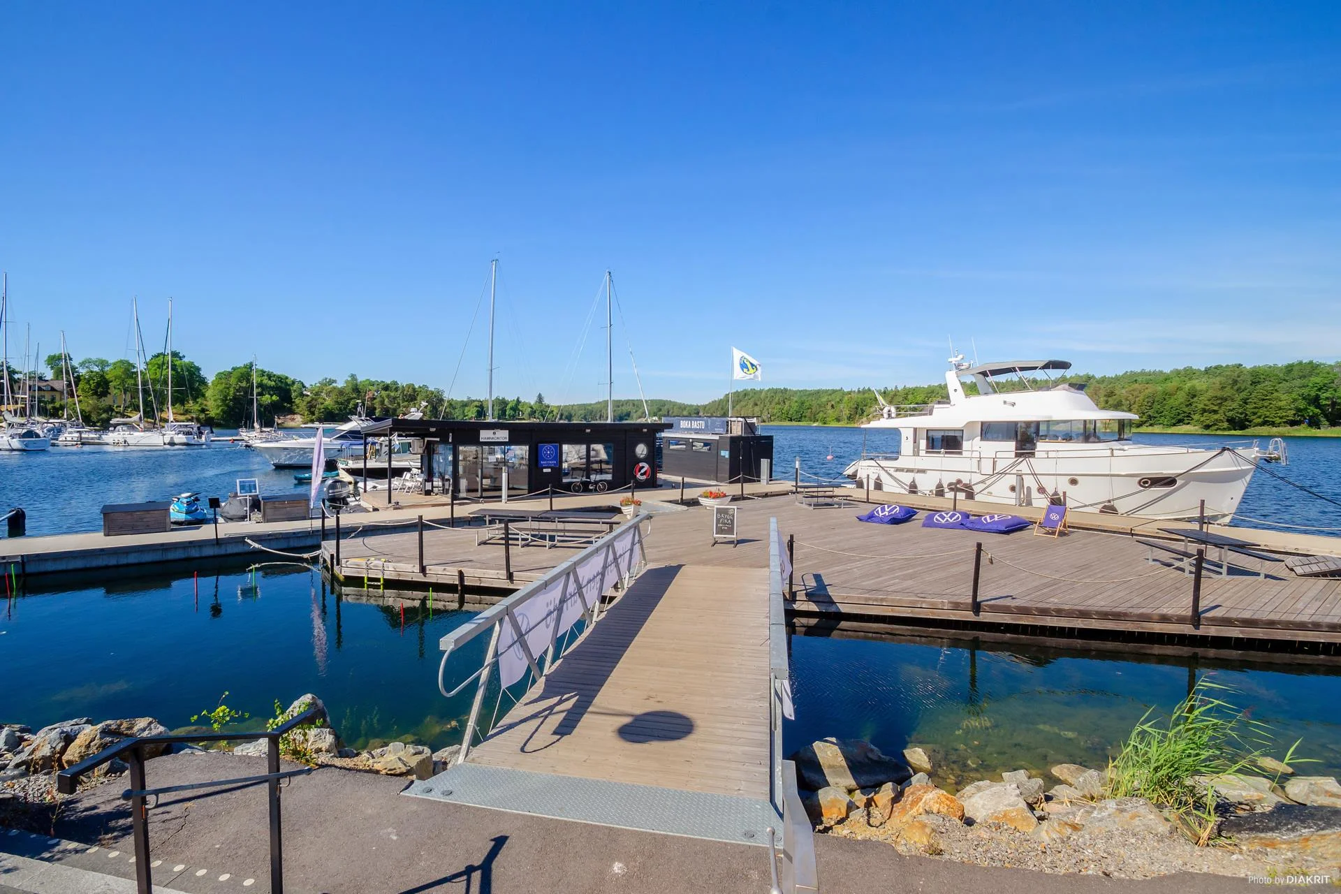 Charmig 2:a med radhuskänsla, två uteplatser och egen ingång!