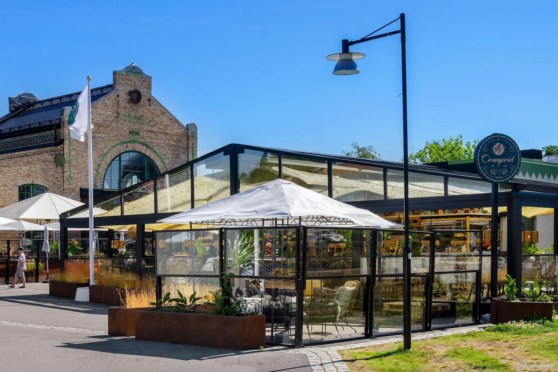 Charmig 2:a med radhuskänsla, två uteplatser och egen ingång!