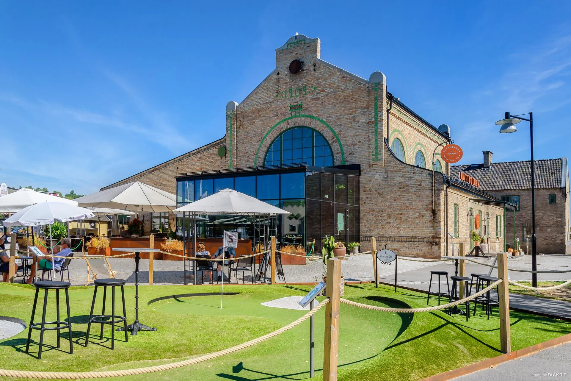 Charmig 2:a med radhuskänsla, två uteplatser och egen ingång!