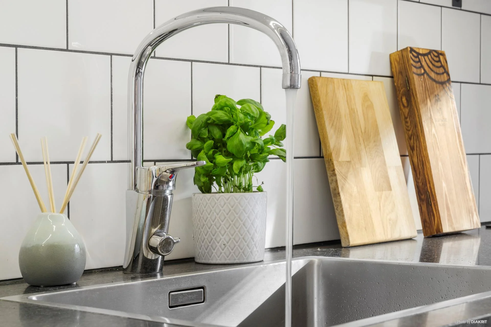 Stilsäker 1:a med loft och uteplats i söderläge mitt i centrala Gustavsberg!