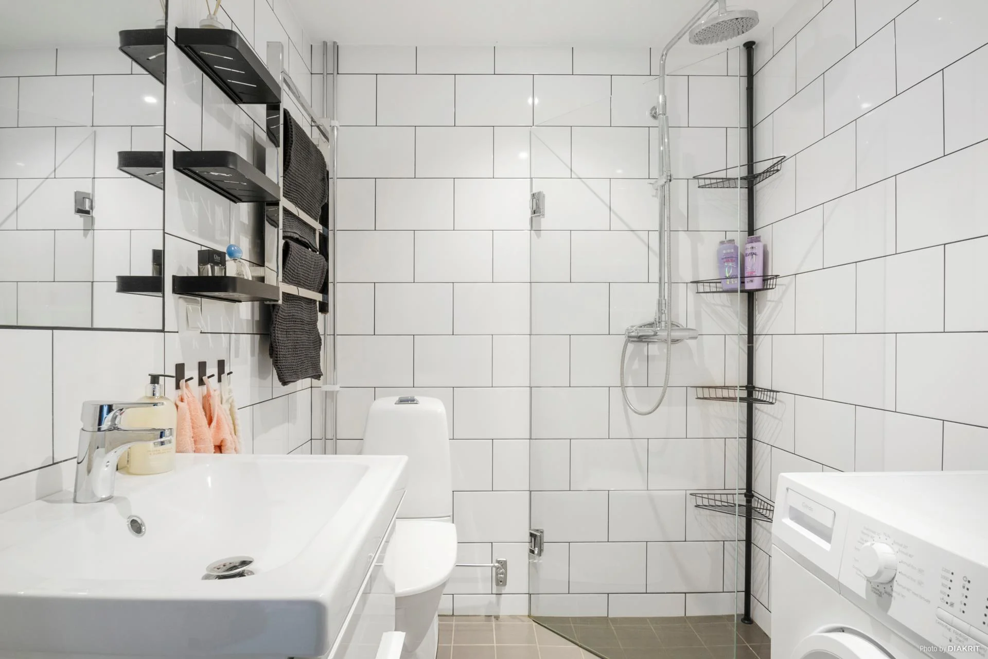 Stilsäker 1:a med loft och uteplats i söderläge mitt i centrala Gustavsberg!