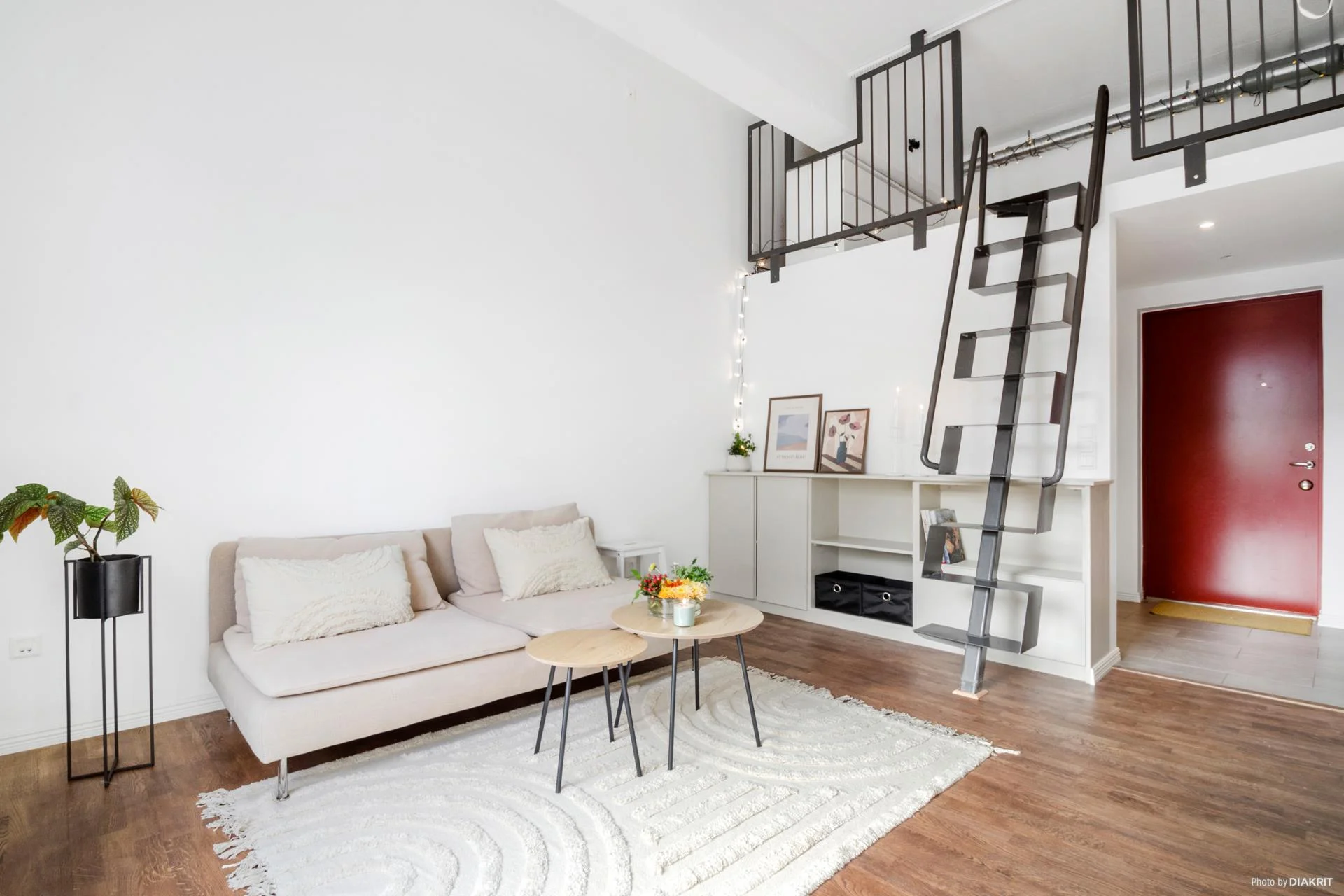 Stilsäker 1:a med loft och uteplats i söderläge mitt i centrala Gustavsberg!