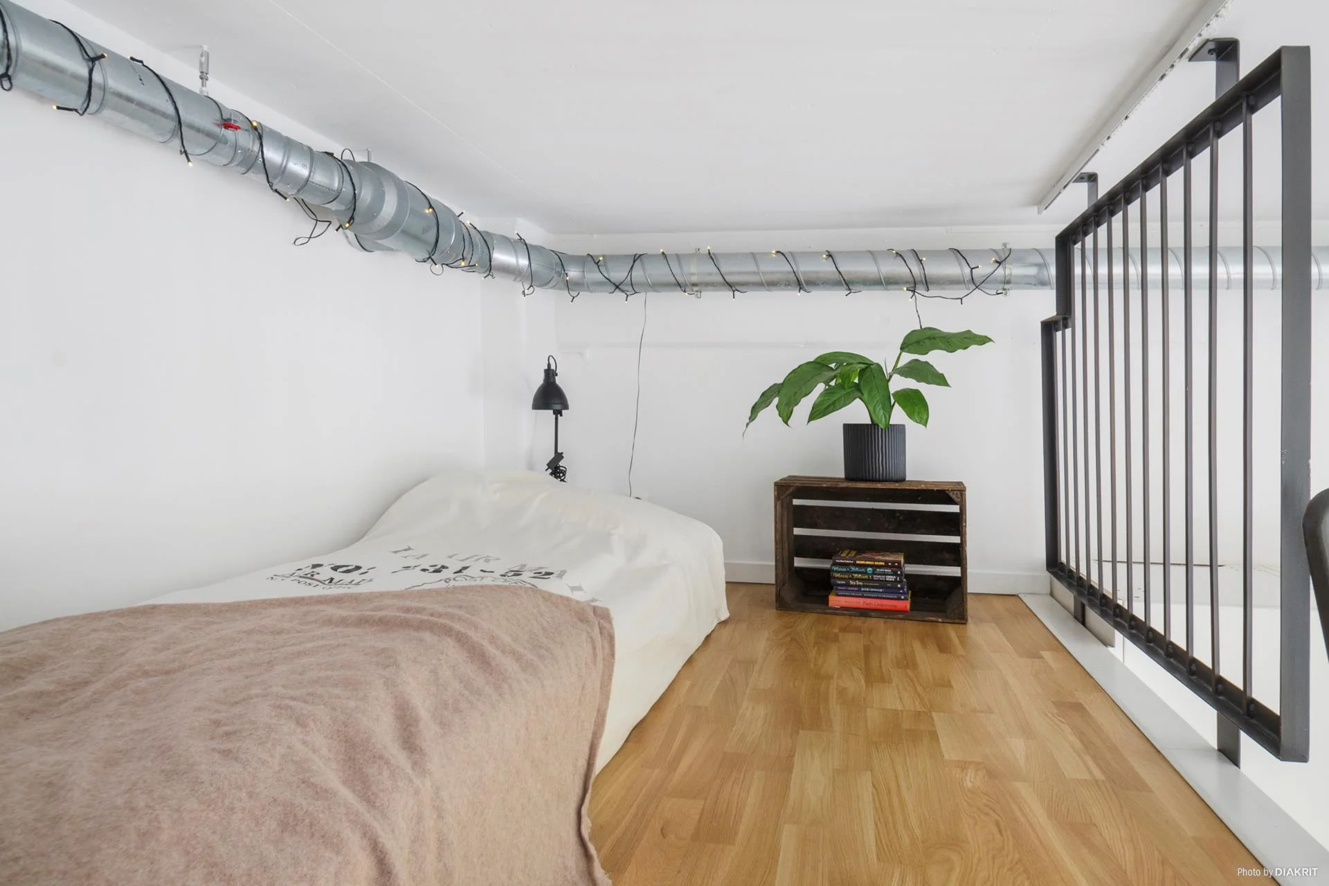 Stilsäker 1:a med loft och uteplats i söderläge mitt i centrala Gustavsberg!