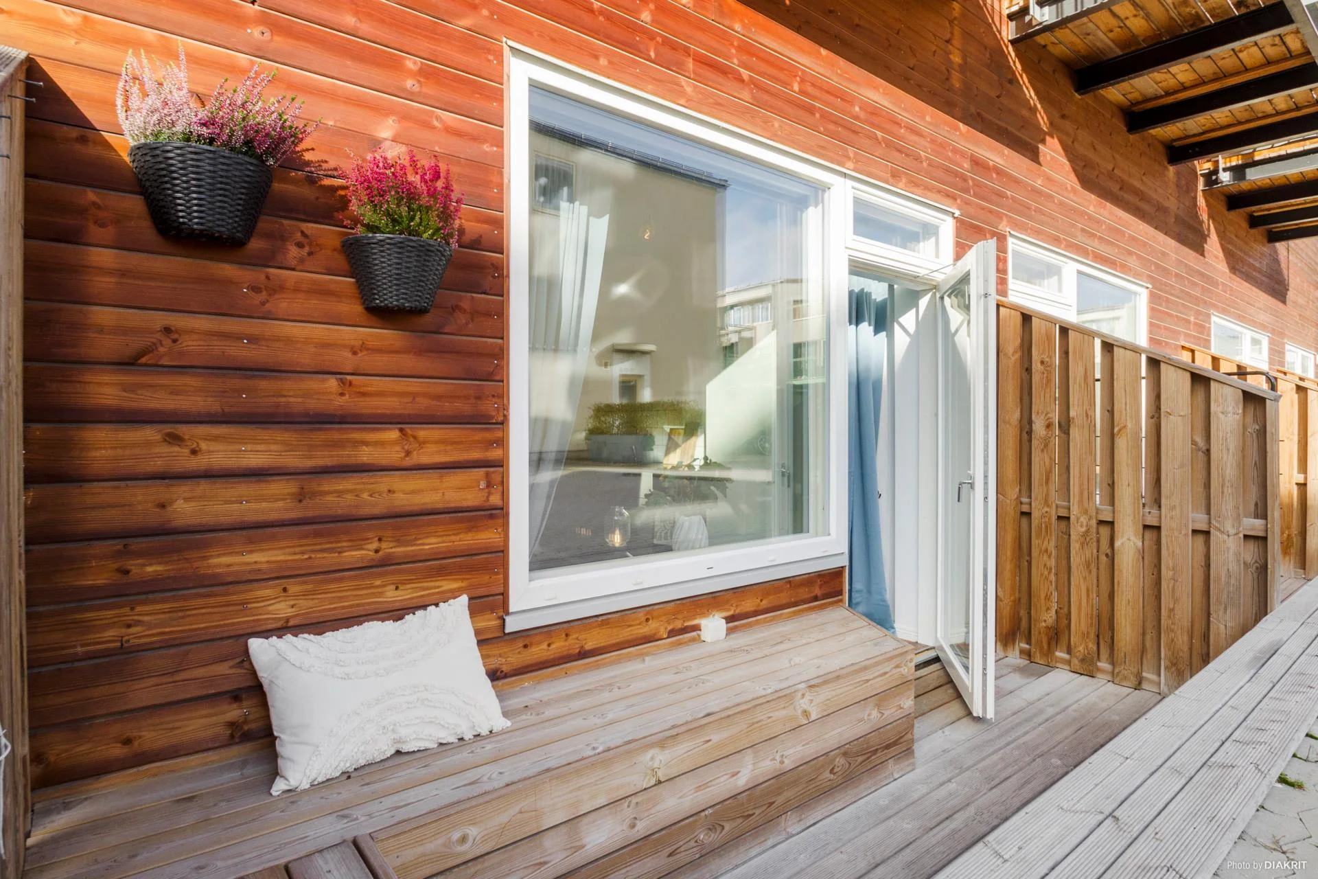 Stilsäker 1:a med loft och uteplats i söderläge mitt i centrala Gustavsberg!