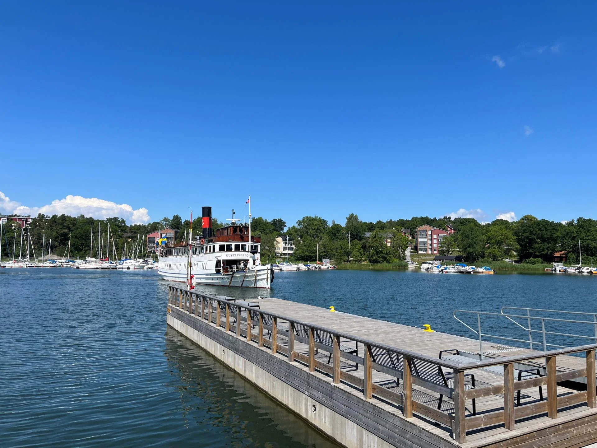 Stilsäker 1:a med loft och uteplats i söderläge mitt i centrala Gustavsberg!