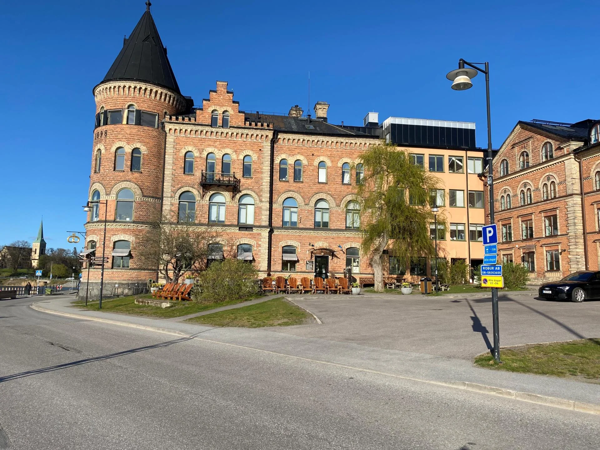 Stilsäker 1:a med loft och uteplats i söderläge mitt i centrala Gustavsberg!