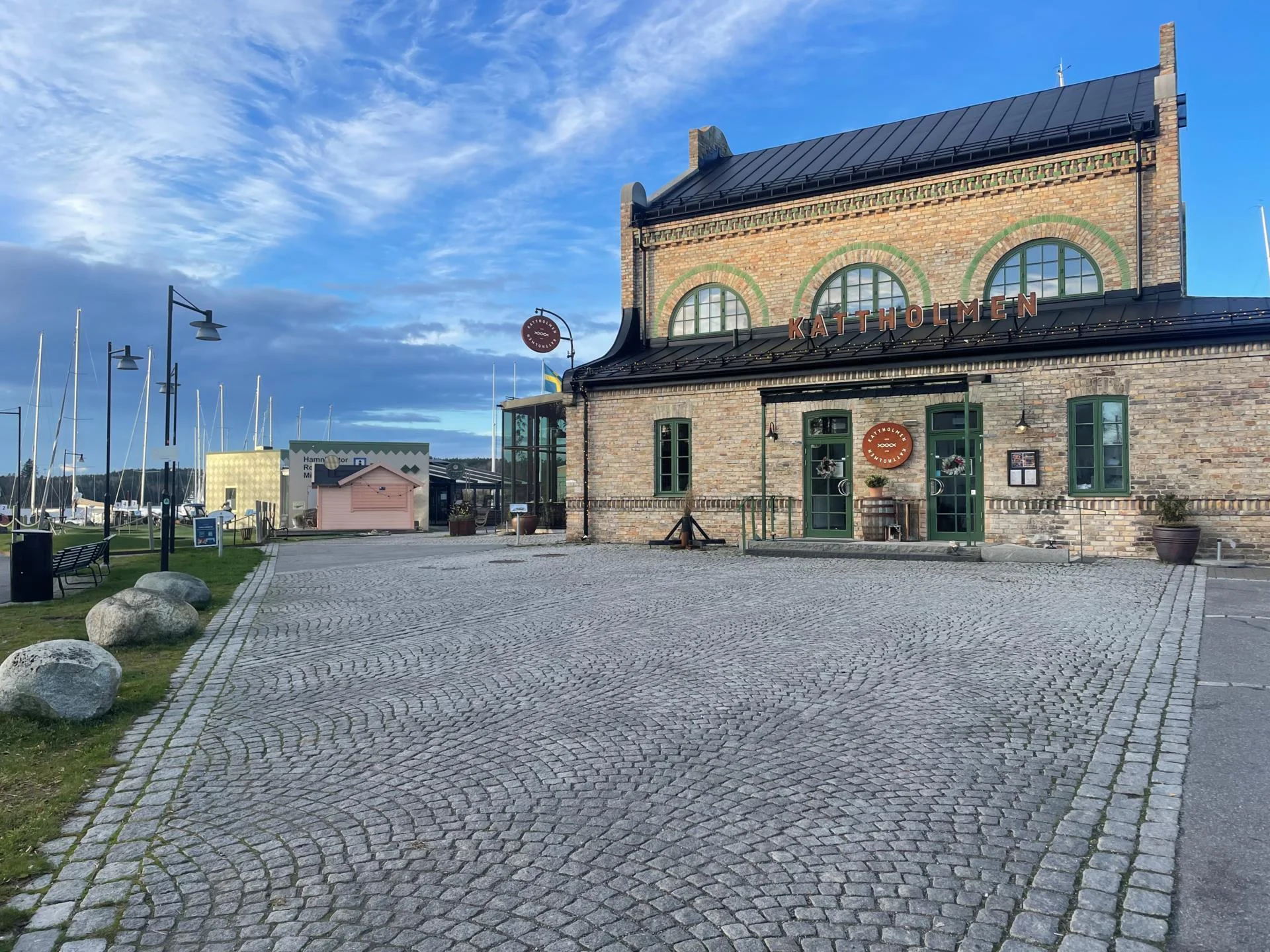 Stilsäker 1:a med loft och uteplats i söderläge mitt i centrala Gustavsberg!