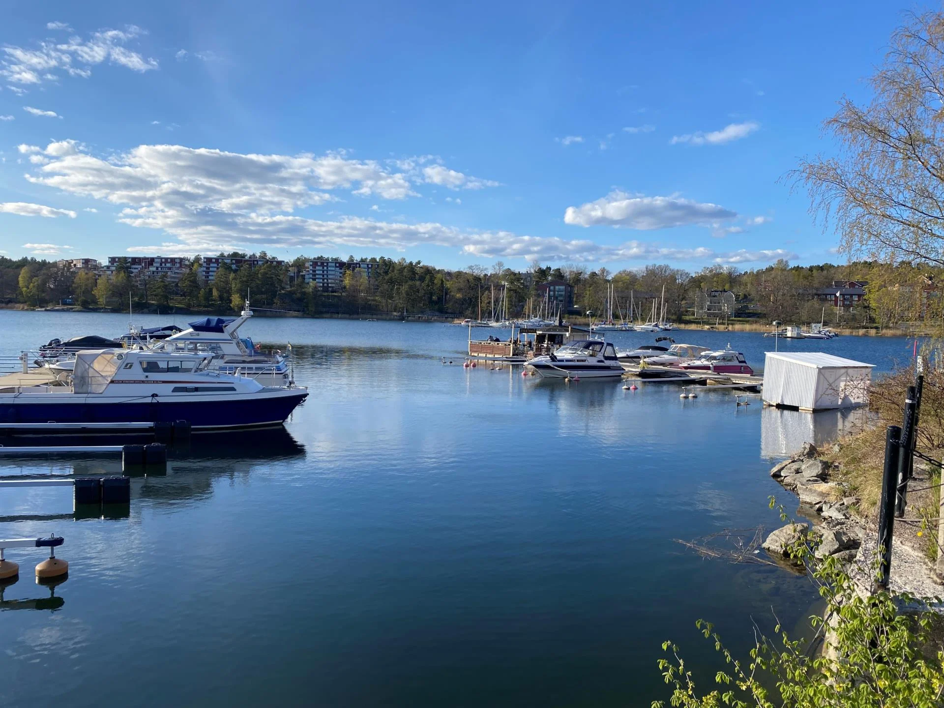 Stilsäker 1:a med loft och uteplats i söderläge mitt i centrala Gustavsberg!