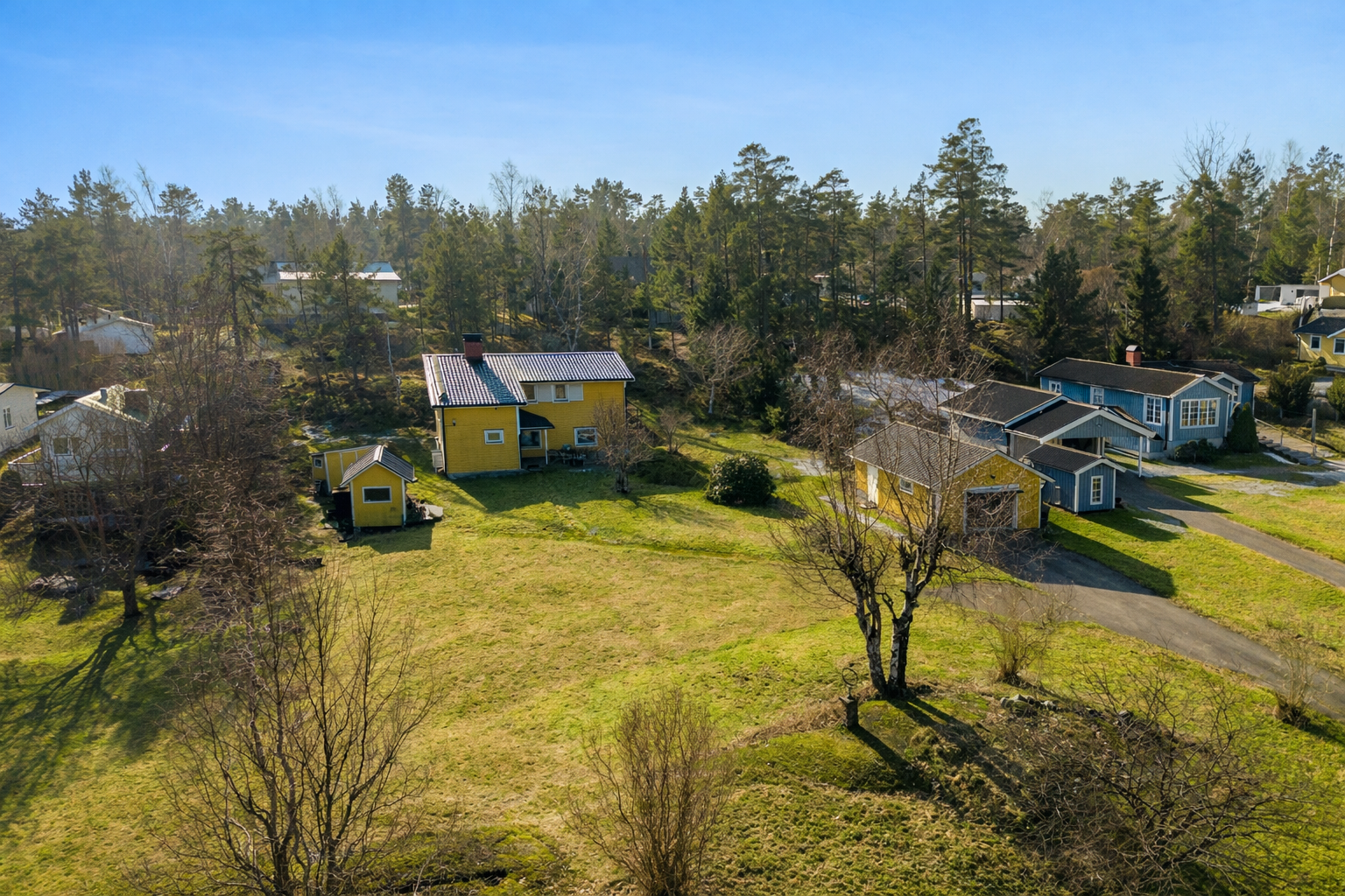 Trivsamt hus med braskamin, stor uteplats, rymligt garage och endast några hundra meter till vattnet