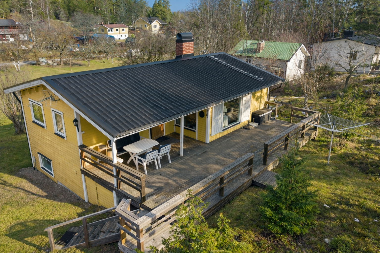 Trivsamt hus med braskamin, stor uteplats, rymligt garage och endast några hundra meter till vattnet