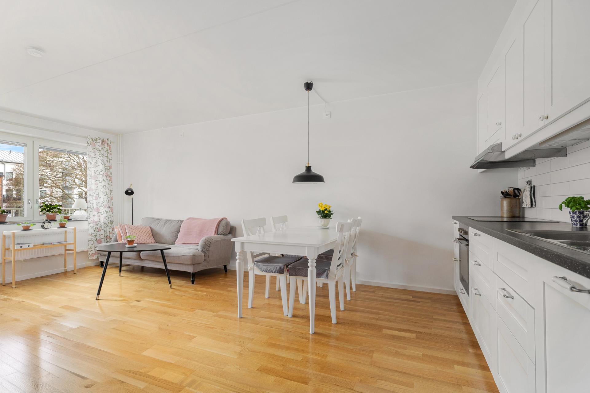 Väldisponerad 2:a med balkong i härligt söderläge!