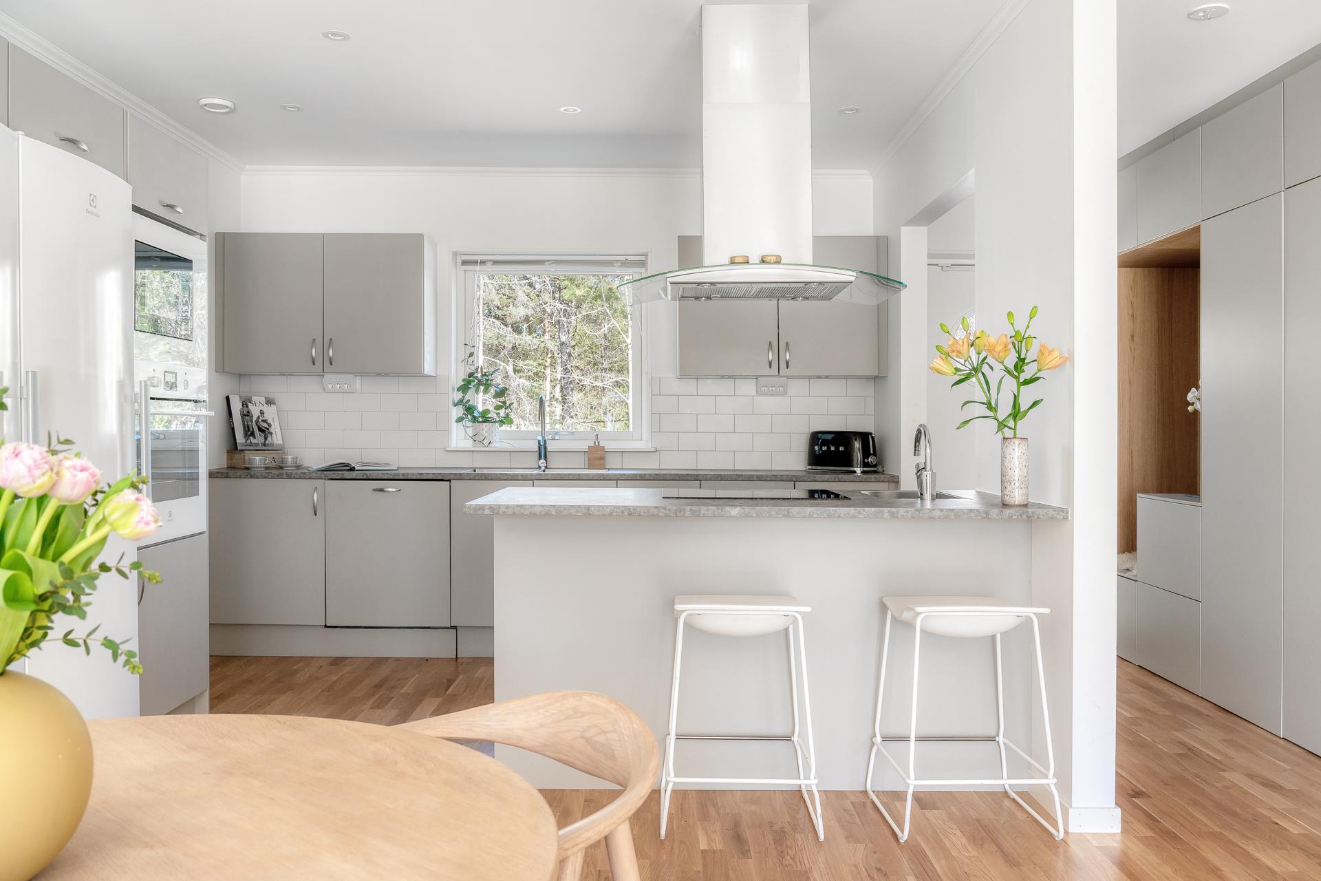 Välplanerat parhus i 1-plan med stor uteplats och gräsytor i soligt läge!