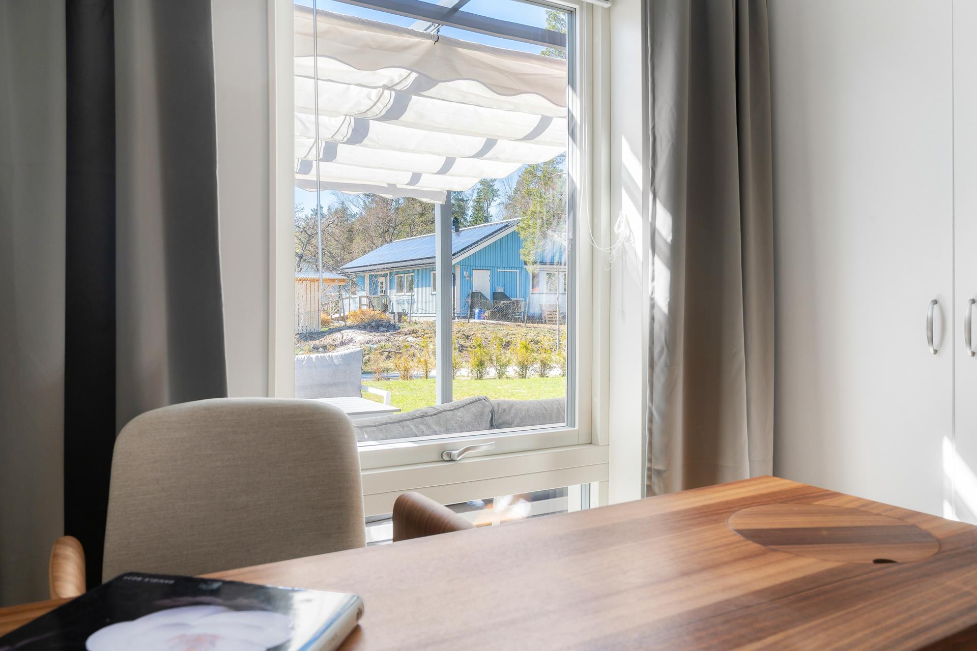Välplanerat parhus i 1-plan med stor uteplats och gräsytor i soligt läge!