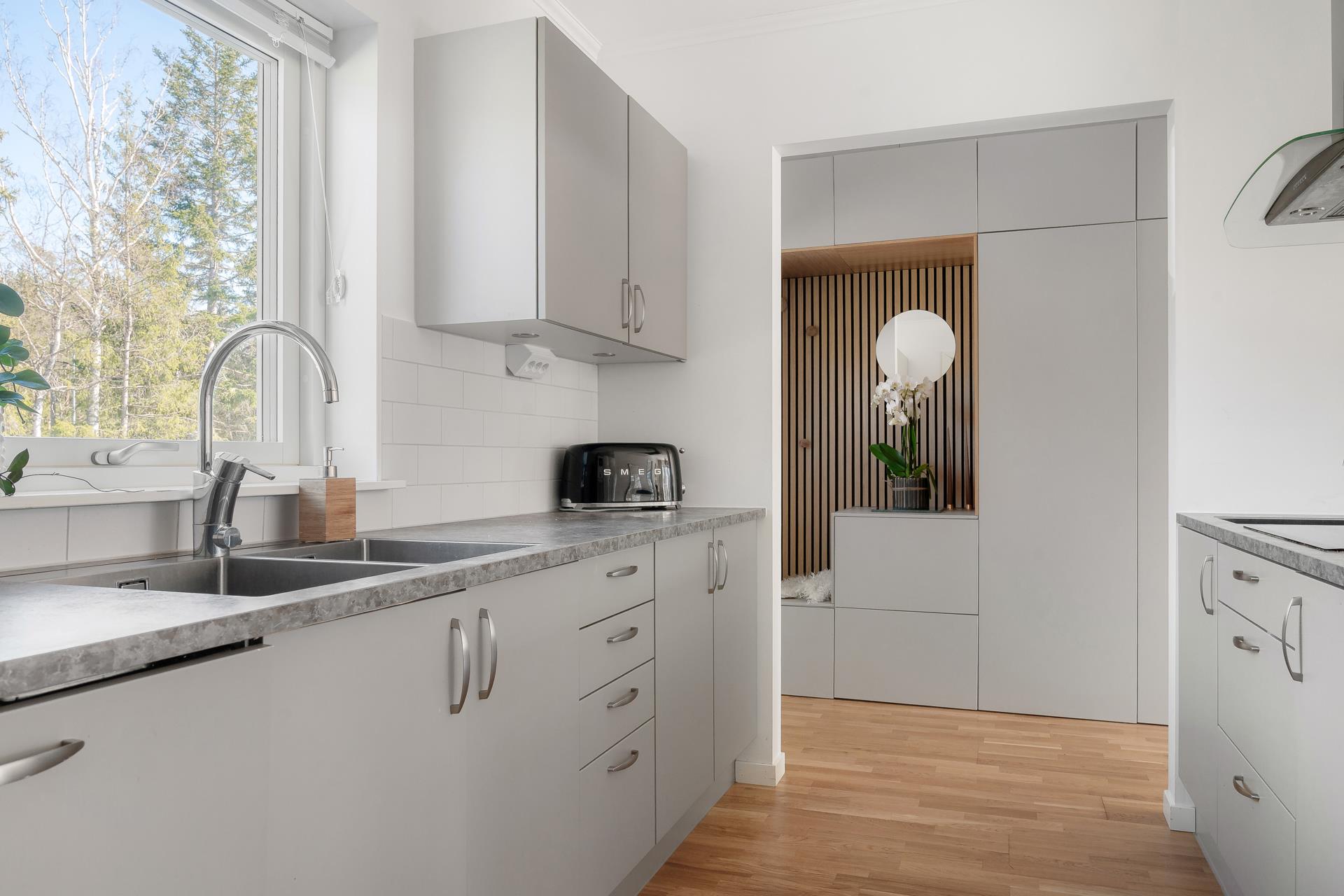 Välplanerat parhus i 1-plan med stor uteplats och gräsytor i soligt läge!