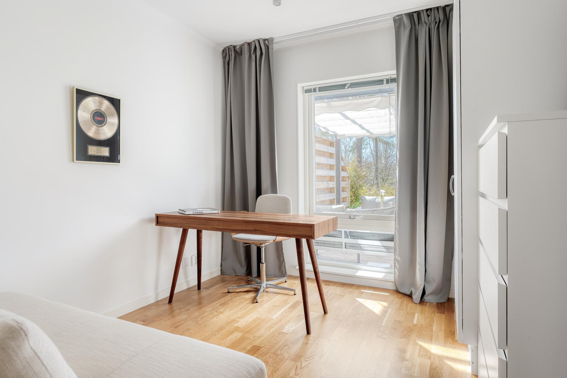 Välplanerat parhus i 1-plan med stor uteplats och gräsytor i soligt läge!
