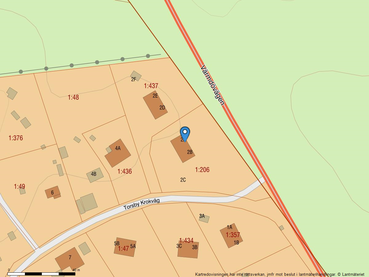 Välplanerat parhus i 1-plan med stor uteplats och gräsytor i soligt läge!