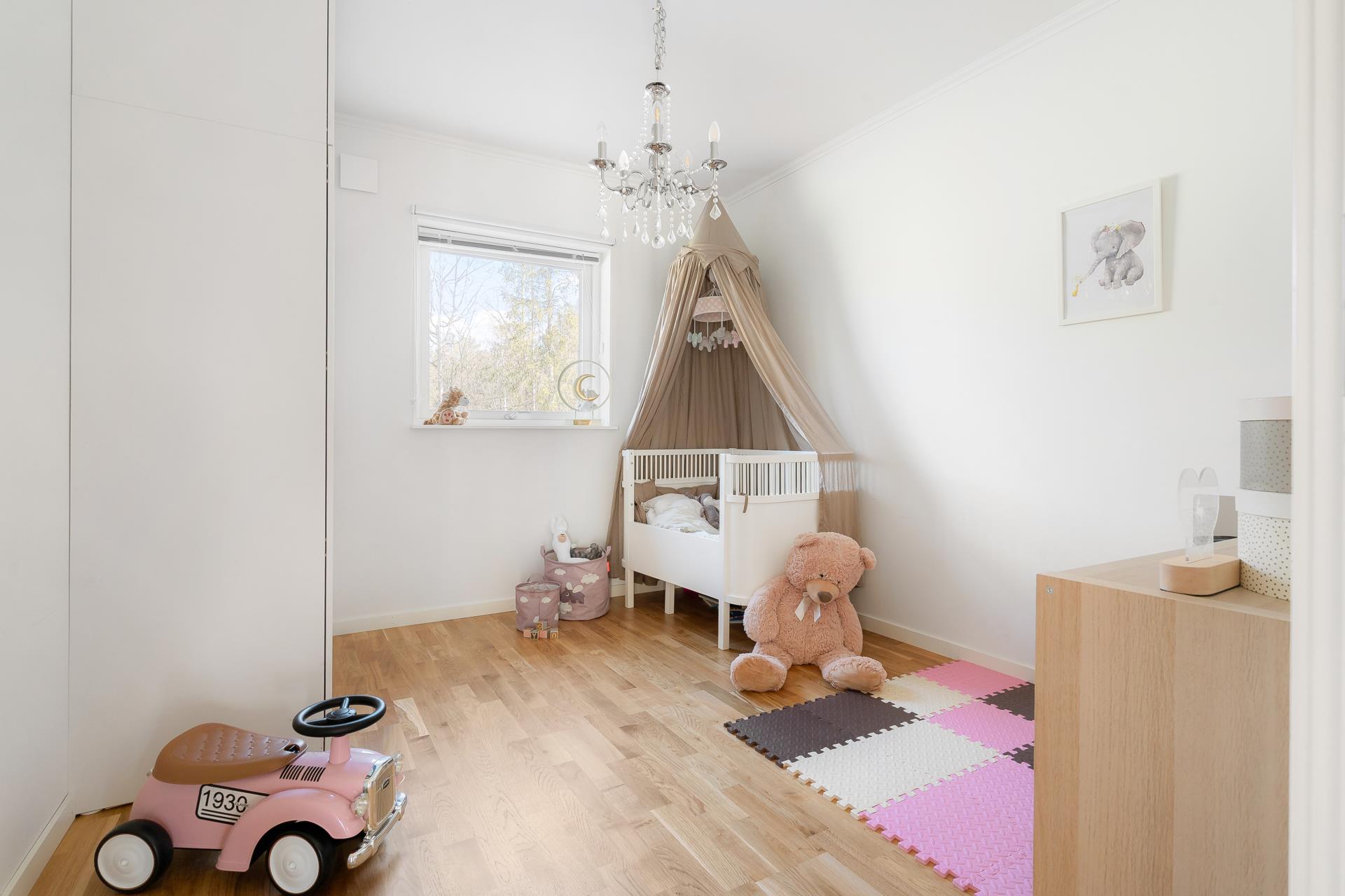 Välplanerat parhus i 1-plan med stor uteplats och gräsytor i soligt läge!