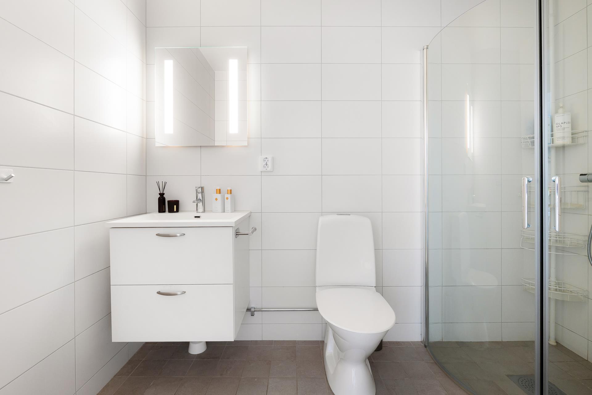 Välplanerat parhus i 1-plan med stor uteplats och gräsytor i soligt läge!
