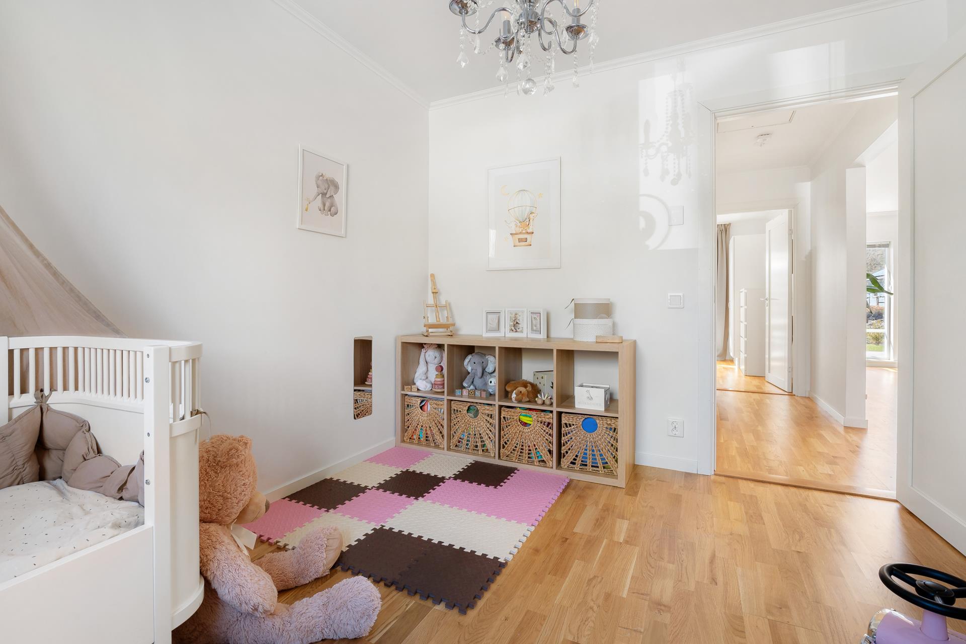 Välplanerat parhus i 1-plan med stor uteplats och gräsytor i soligt läge!