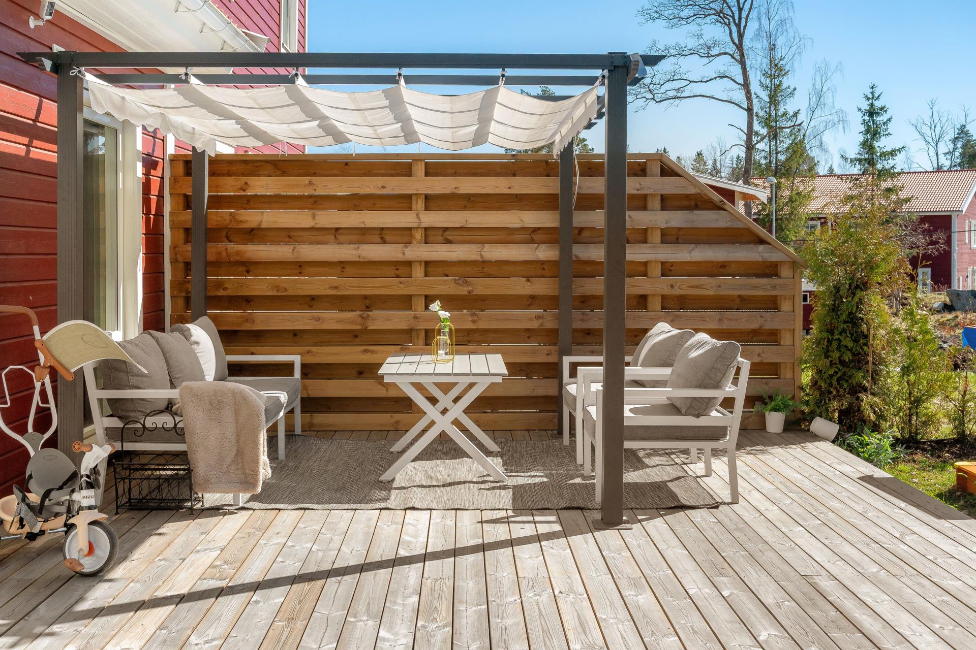 Välplanerat parhus i 1-plan med stor uteplats och gräsytor i soligt läge!