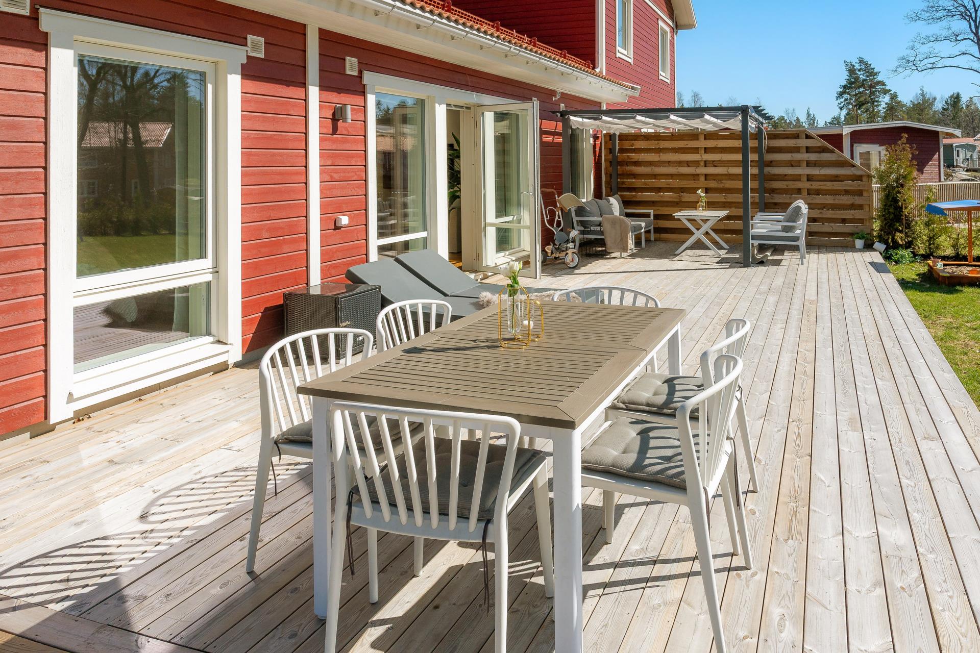 Välplanerat parhus i 1-plan med stor uteplats och gräsytor i soligt läge!