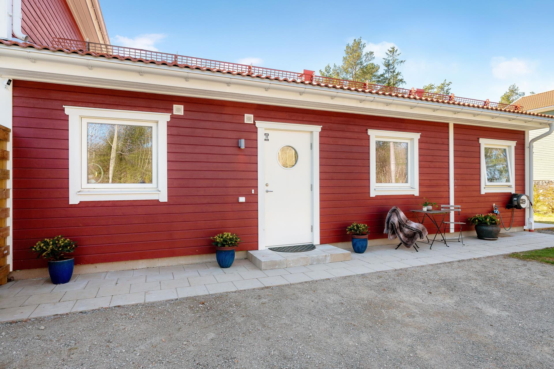 Välplanerat parhus i 1-plan med stor uteplats och gräsytor i soligt läge!