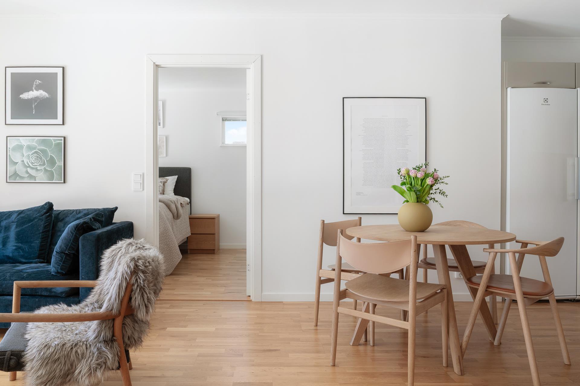 Välplanerat parhus i 1-plan med stor uteplats och gräsytor i soligt läge!