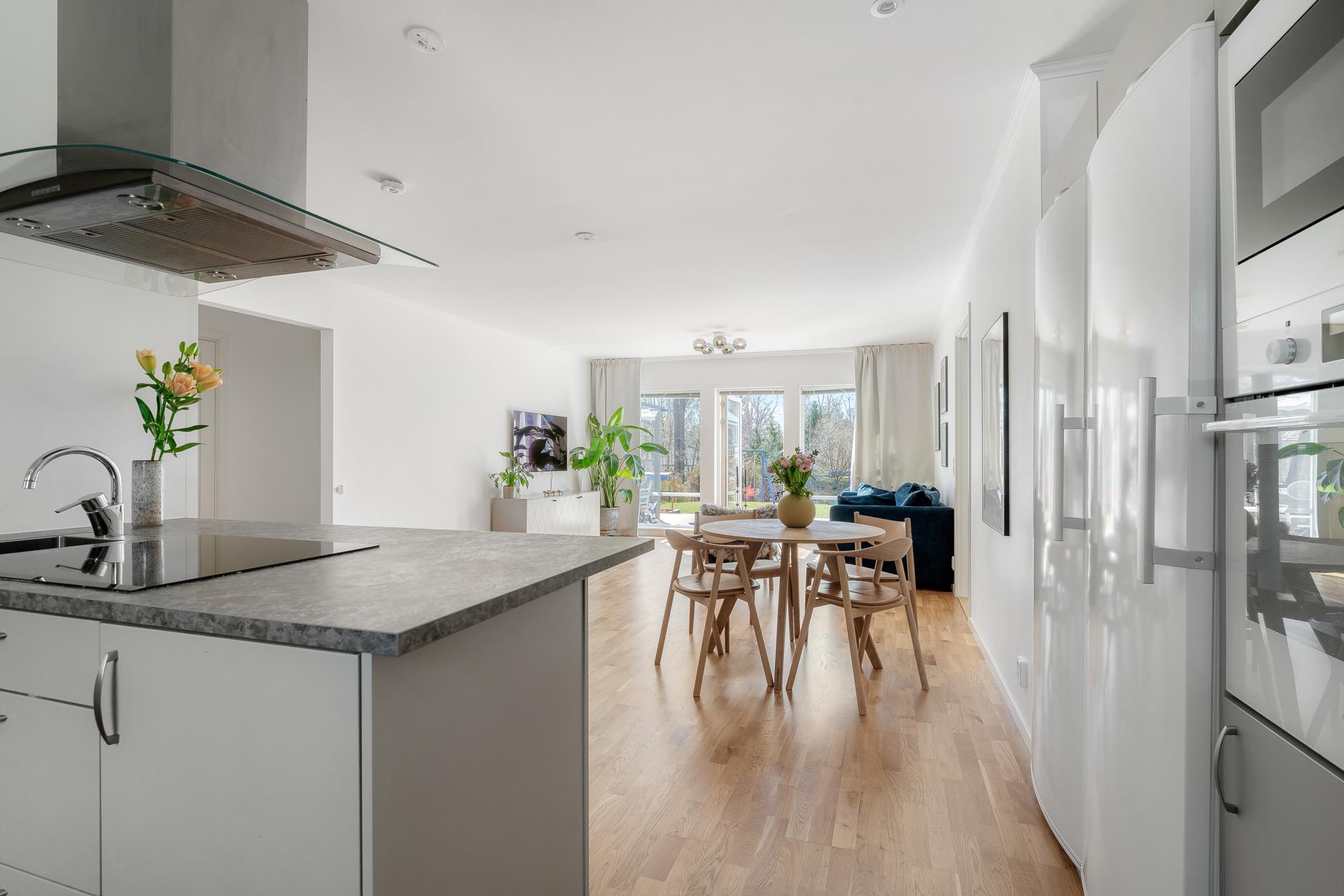 Välplanerat parhus i 1-plan med stor uteplats och gräsytor i soligt läge!