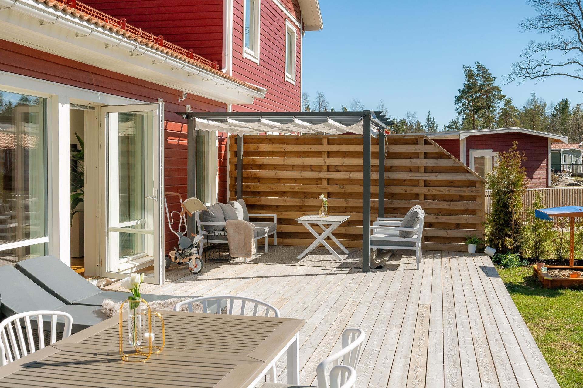 Välplanerat parhus i 1-plan med stor uteplats och gräsytor i soligt läge!