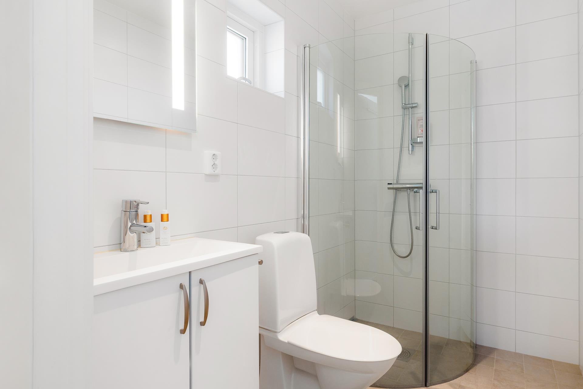 Välplanerat parhus i 1-plan med stor uteplats och gräsytor i soligt läge!