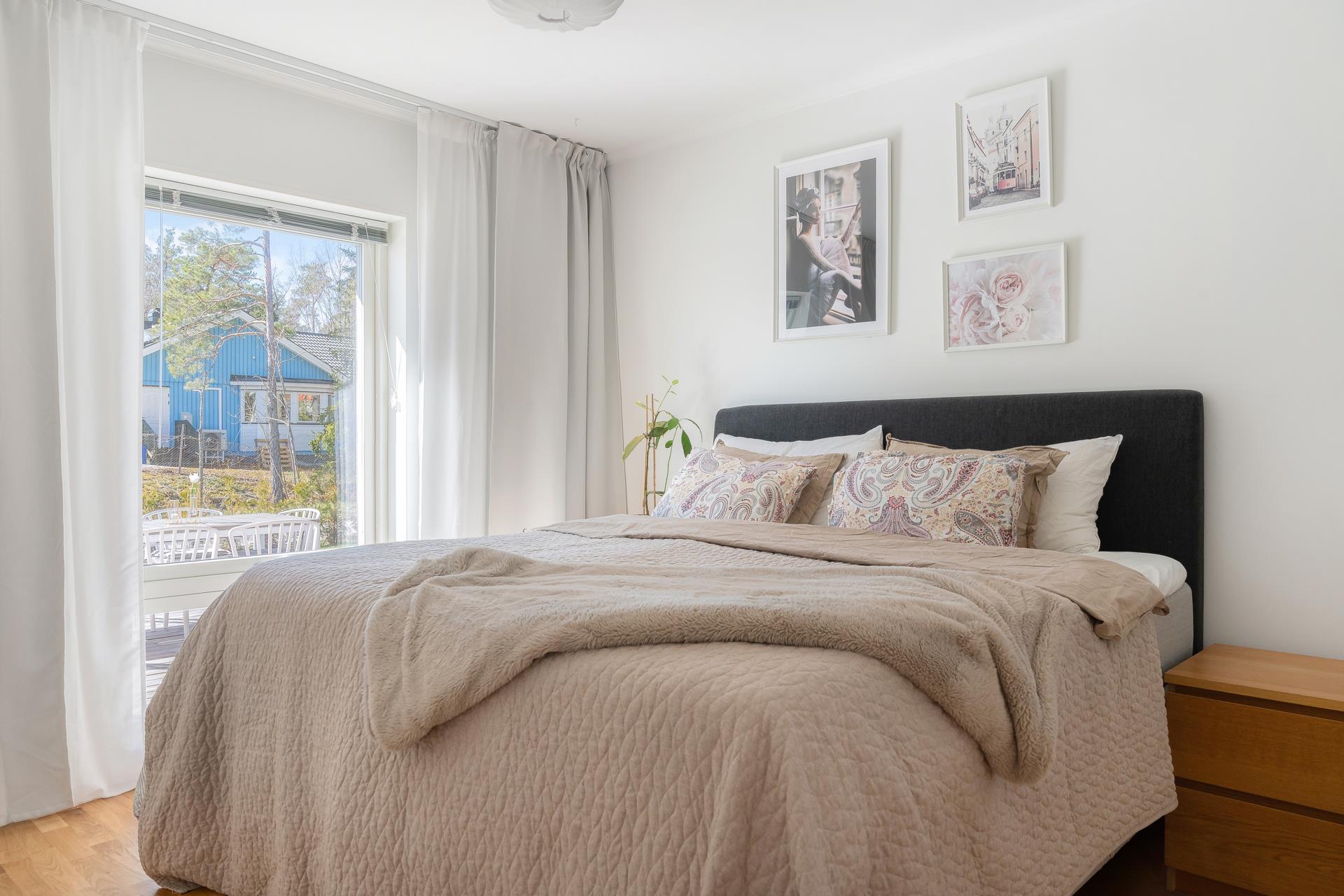 Välplanerat parhus i 1-plan med stor uteplats och gräsytor i soligt läge!