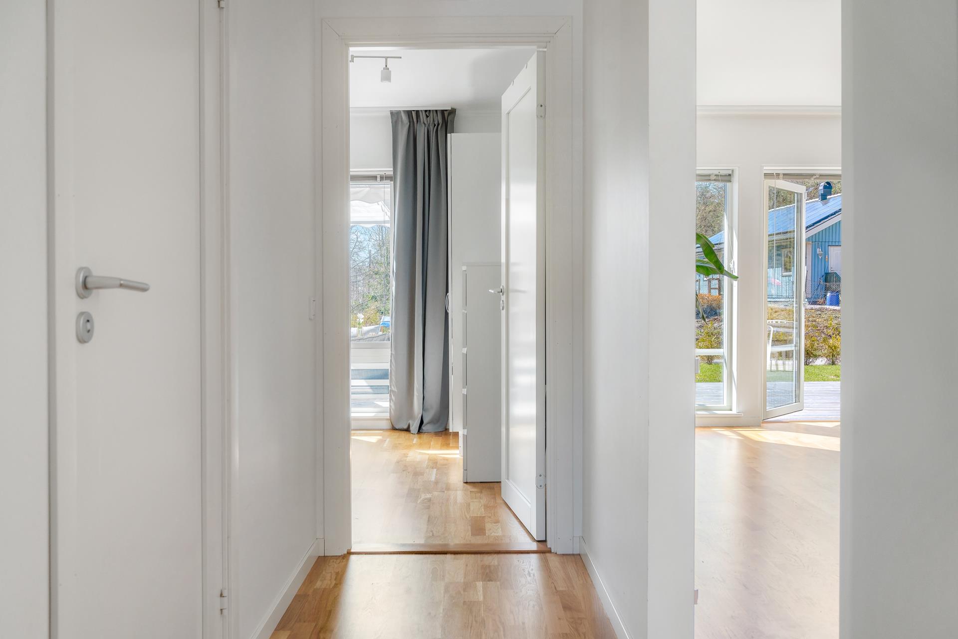 Välplanerat parhus i 1-plan med stor uteplats och gräsytor i soligt läge!