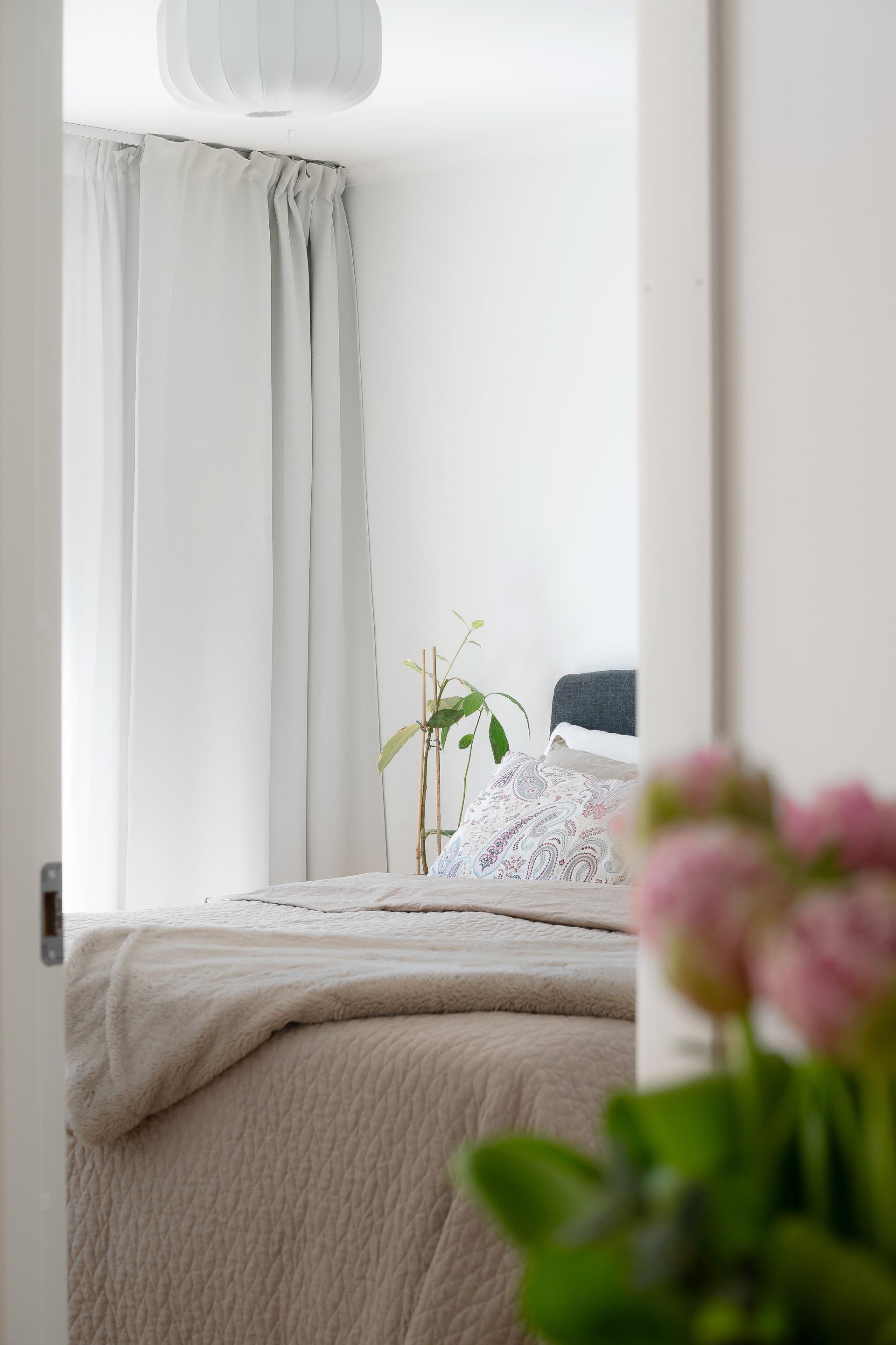 Välplanerat parhus i 1-plan med stor uteplats och gräsytor i soligt läge!