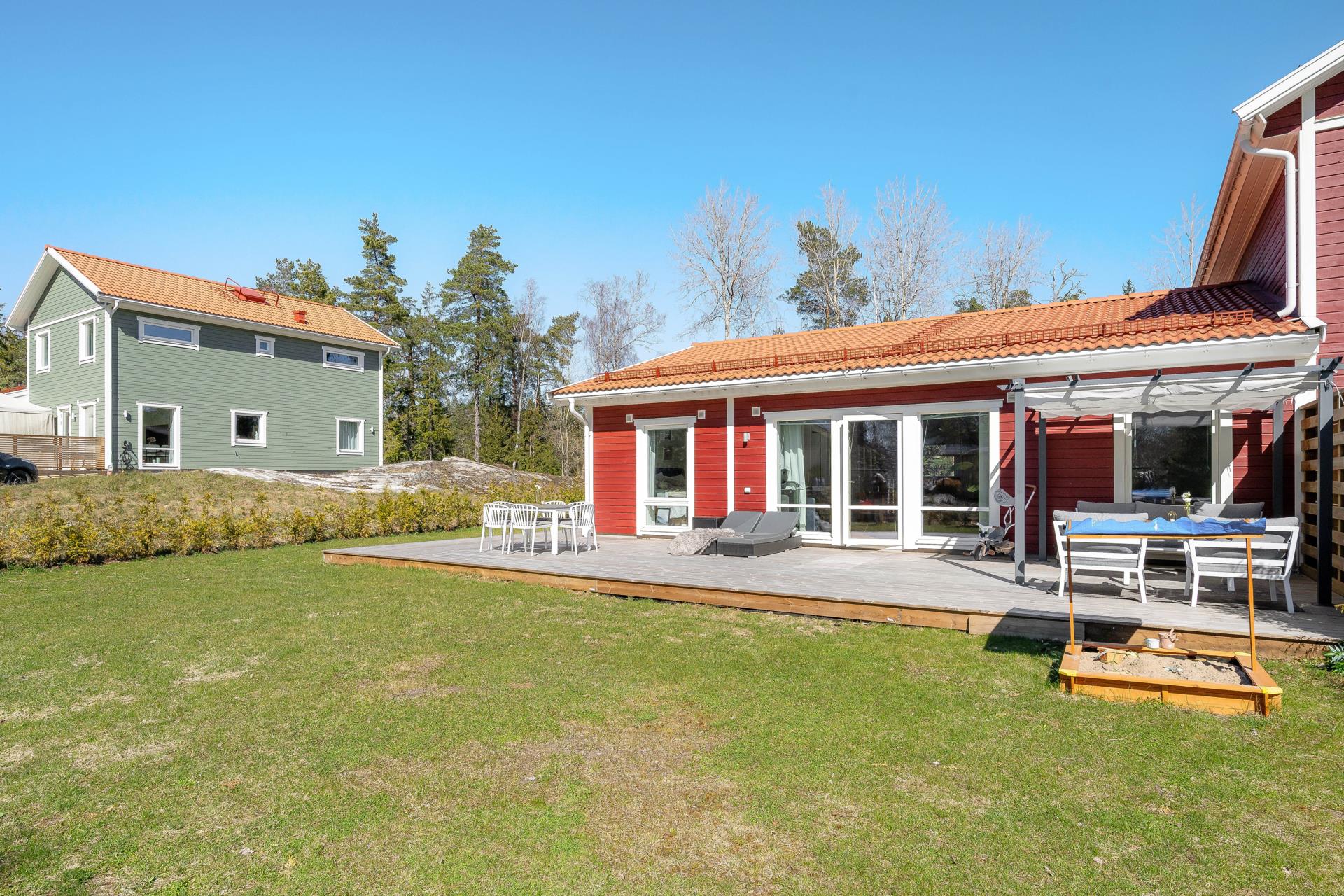Välplanerat parhus i 1-plan med stor uteplats och gräsytor i soligt läge!