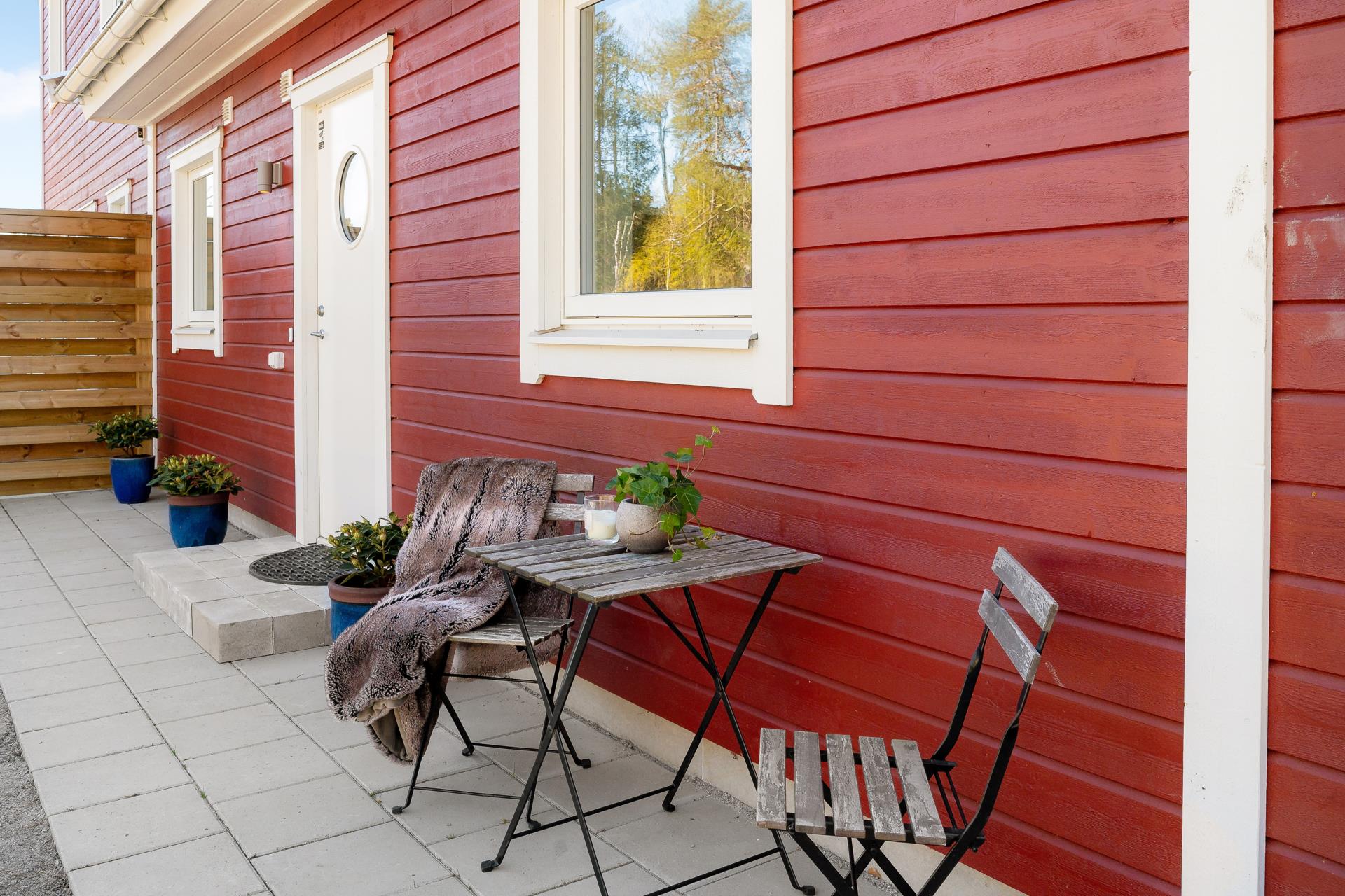 Välplanerat parhus i 1-plan med stor uteplats och gräsytor i soligt läge!