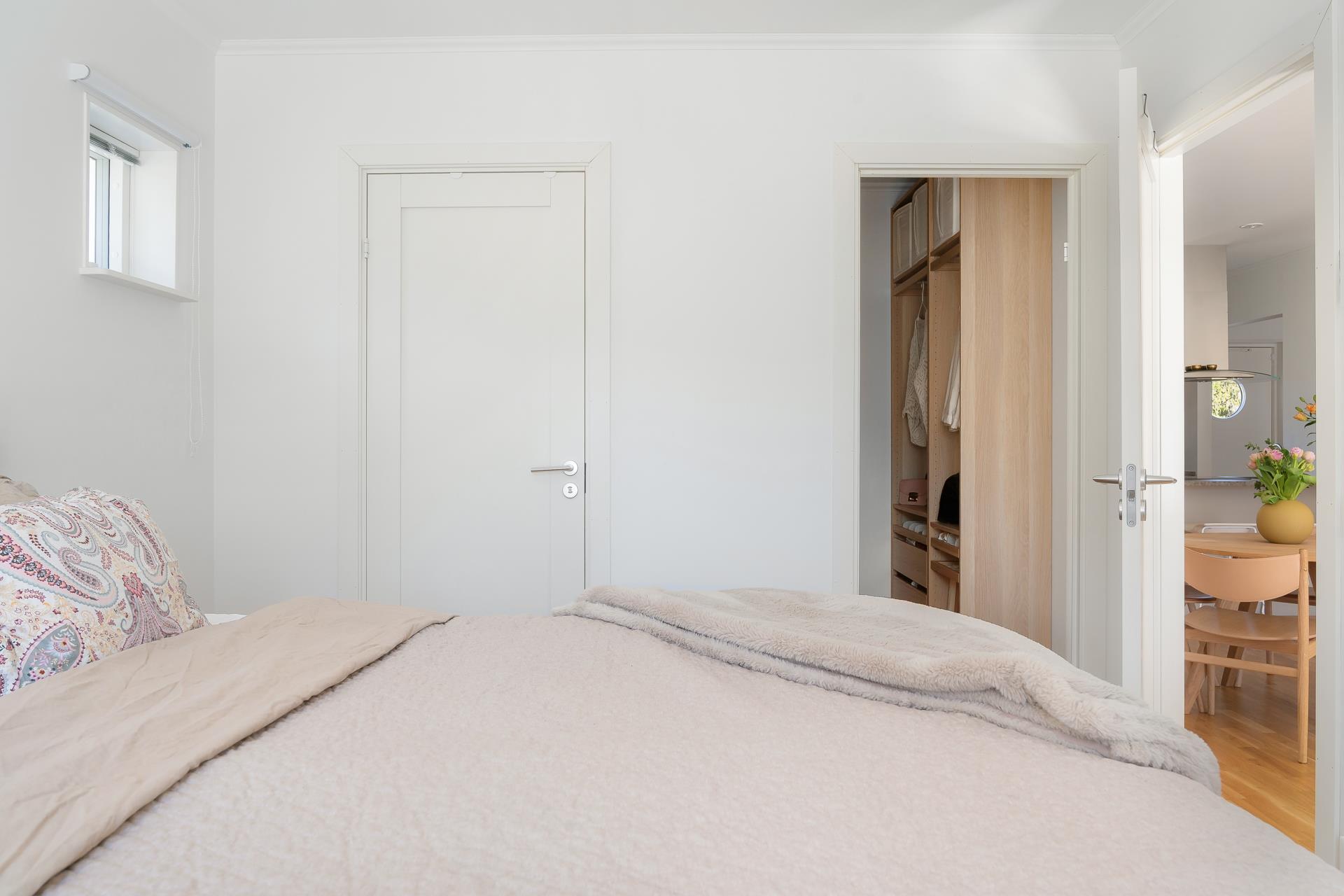 Välplanerat parhus i 1-plan med stor uteplats och gräsytor i soligt läge!