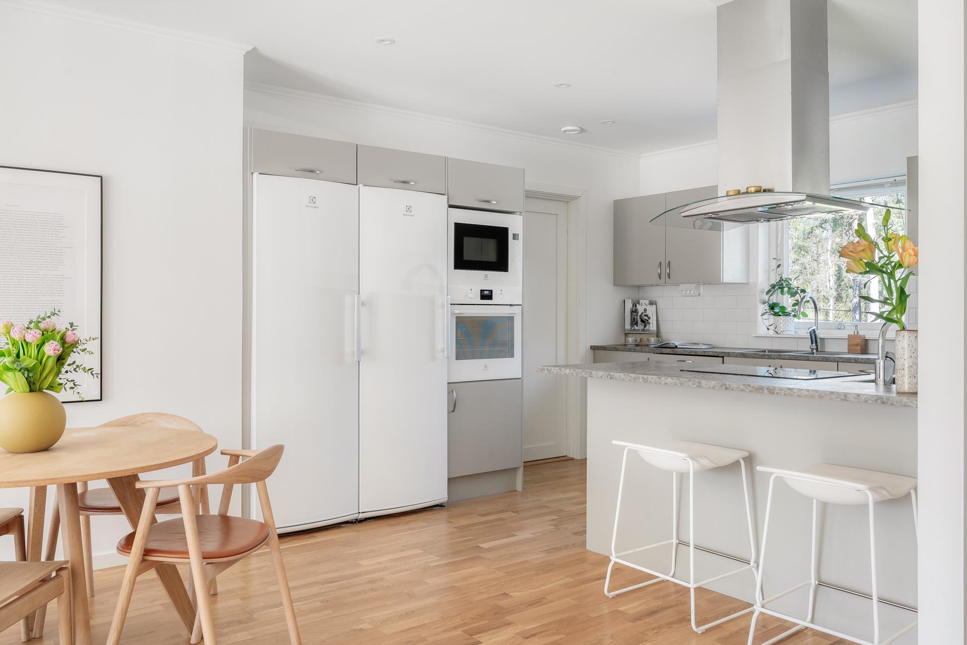 Välplanerat parhus i 1-plan med stor uteplats och gräsytor i soligt läge!