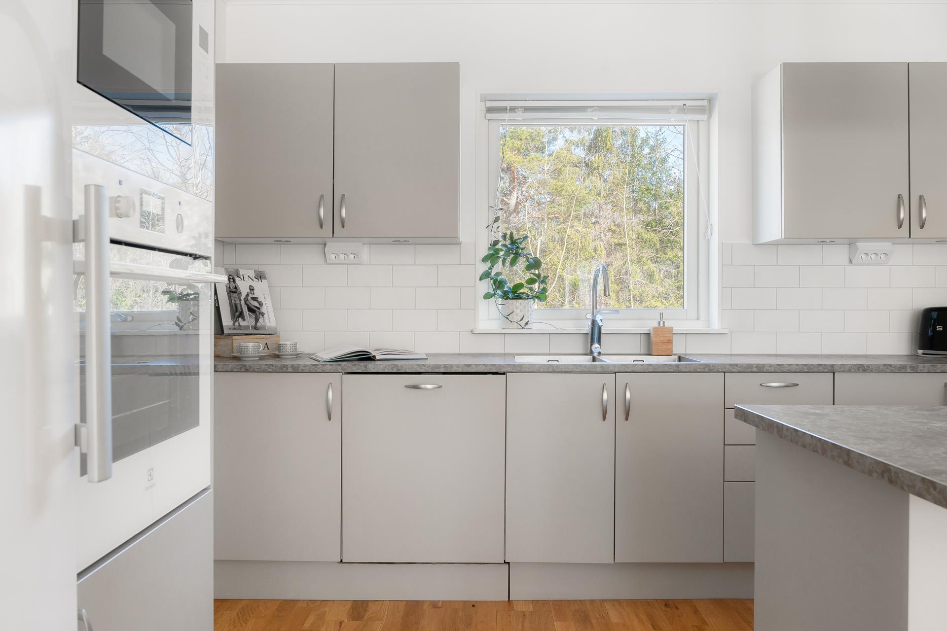 Välplanerat parhus i 1-plan med stor uteplats och gräsytor i soligt läge!